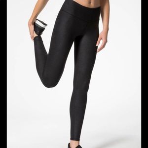 Worn once. Alo Yoga Airbrush Legging Glossy Black